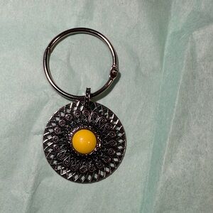 Silver Keychain with Yellow Center
Can also be used be used to clip or a purse